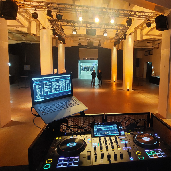 location par led batterie lyon, pack 6 projecteurs sans fil rhone, louer eclairage architectural mariage, pack spots autonomes exterieur mions, kit projecteurs led rechargeables lyon